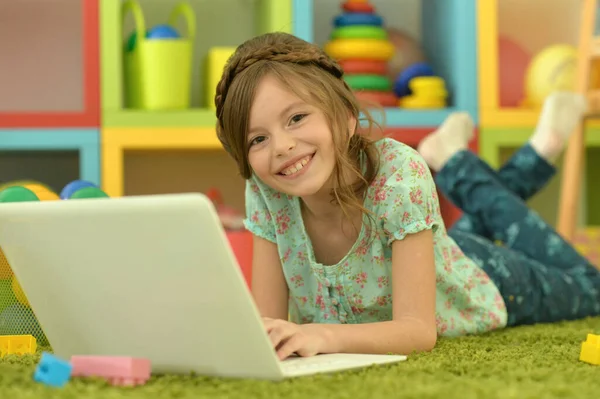 Schattig Klein Meisje Met Laptop Thuis — Stockfoto