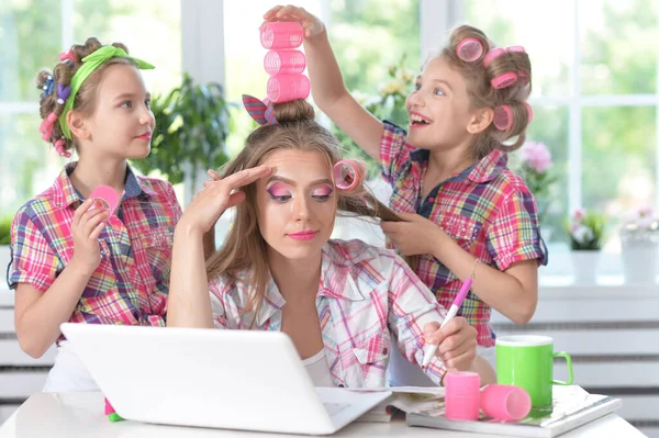 Cute Tweenie Girls Mother Hair Curlers Laptop Home — Stock Photo, Image