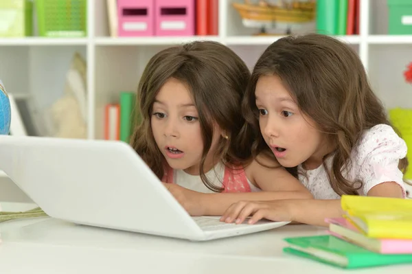 Duas Meninas Bonitas Sala Aula Com Laptop — Fotografia de Stock