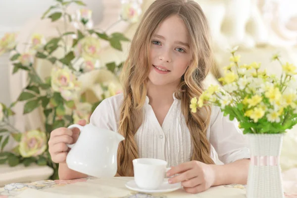 微笑的小女孩 捧着大杯茶 — 图库照片