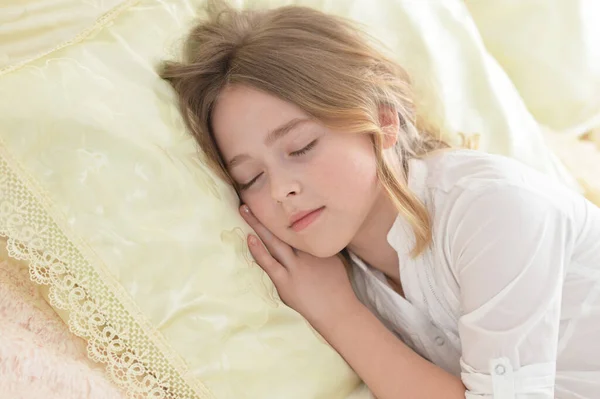 Linda Niña Durmiendo Cama Casa — Foto de Stock