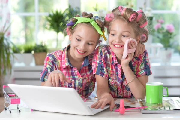 Niedliche Zwillingsmädchen Lockenwicklern Mit Laptop Hause — Stockfoto