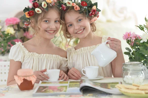 Mädchen Lesen Zeitschrift Und Trinken Tee — Stockfoto