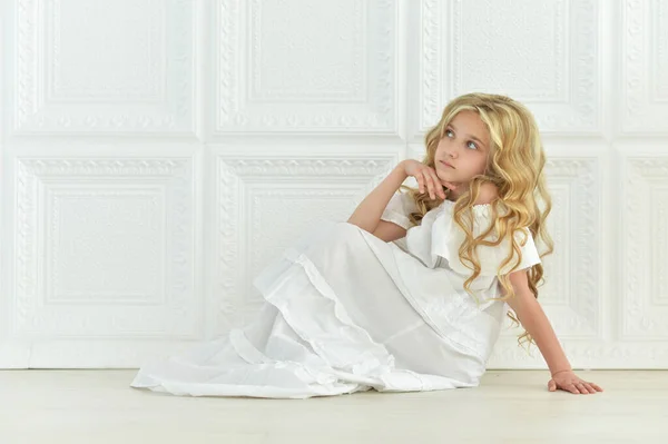 Красивая Девушка Белом Платье Сидит Полу Студии — стоковое фото