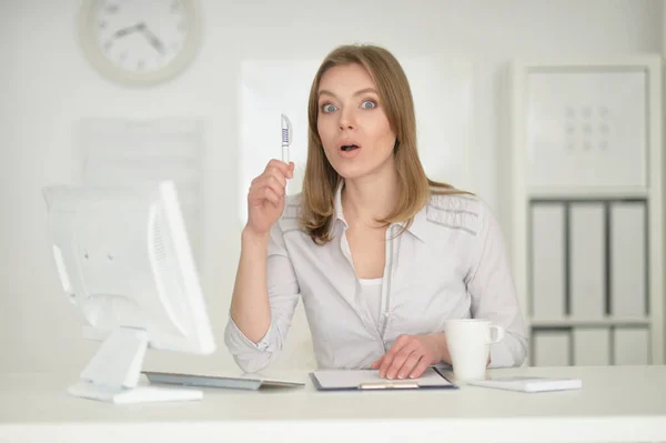 Jong Zakenvrouw Met Computer Kantoor — Stockfoto