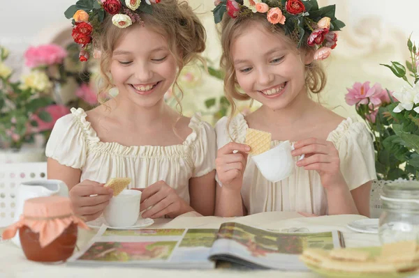 Mädchen Lesen Zeitschrift Und Trinken Tee — Stockfoto