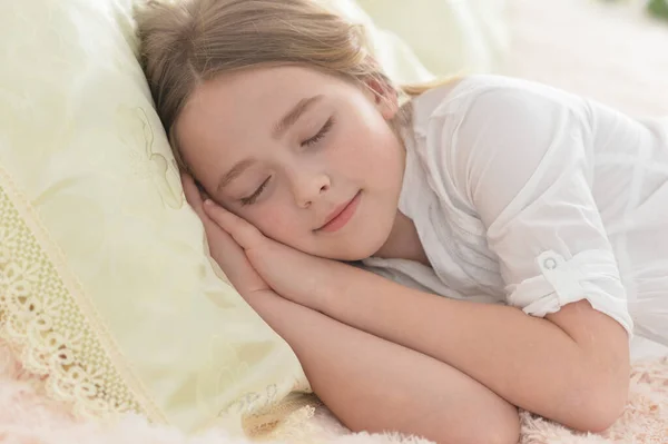 Cute Little Girl Śpi Łóżku Domu — Zdjęcie stockowe