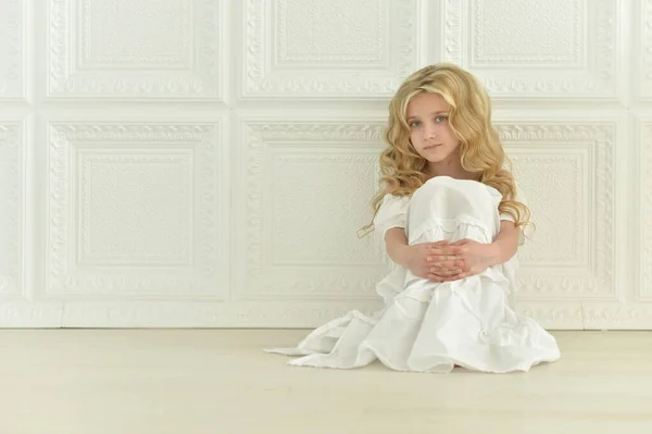 Όμορφη Κοπέλα Λευκό Φόρεμα Κάθεται Στο Πάτωμα Στο Στούντιο — Φωτογραφία Αρχείου