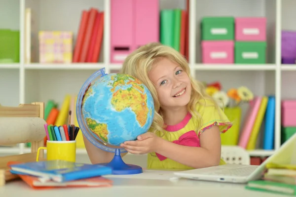 Menina Bonito Com Globo Sentado Mesa — Fotografia de Stock