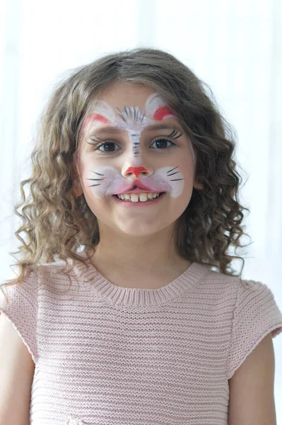 Linda Niña Con Cara Pintada Como Posando Conejo —  Fotos de Stock