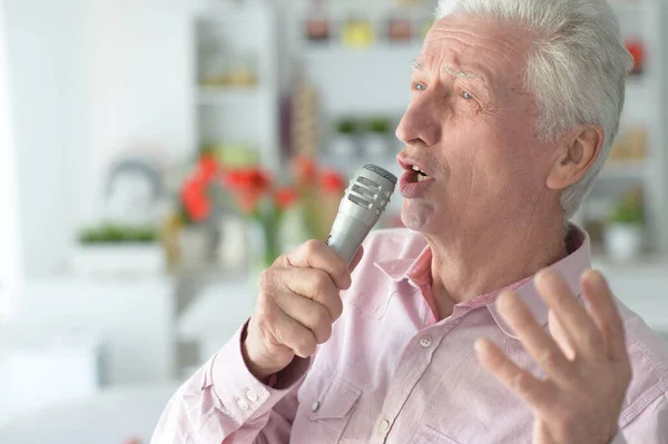 Uomo Anziano Che Canta Nel Microfono — Foto Stock