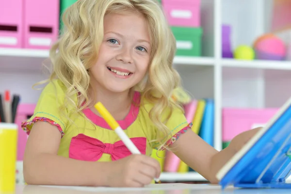 Klein Meisje Studeren Bureau Thuis — Stockfoto