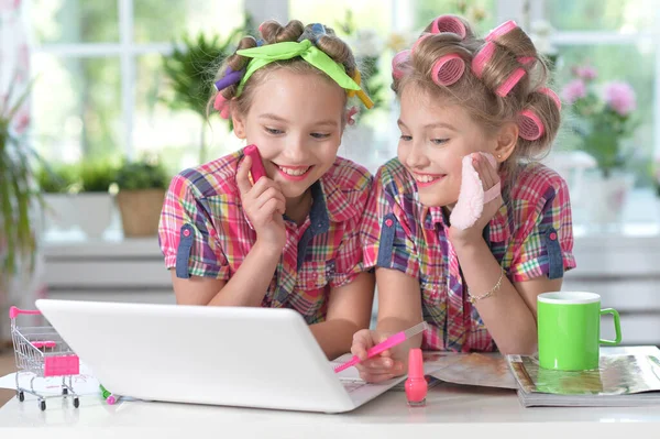 Meninas Gêmeas Bonitos Encrespadores Cabelo Com Laptop Casa — Fotografia de Stock