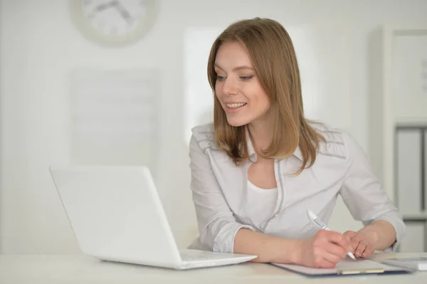 Joven Mujer Negocios Con Portátil Oficina — Foto de Stock