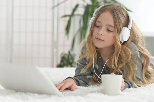 Nettes Kleines Mädchen Mit Kopfhörern Mit Laptop Hause — Stockfoto