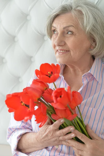 Vacker Äldre Kvinna Poserar Hemma Med Tulpaner — Stockfoto