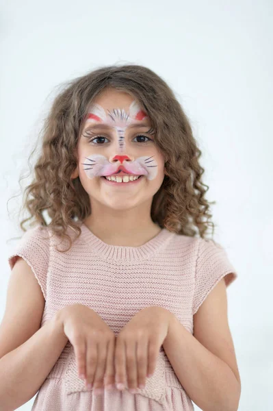 Cute Little Girl Twarzy Malowane Jako Królik — Zdjęcie stockowe
