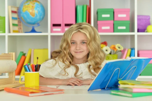 Schattig Klein Meisje Studeren Thuis — Stockfoto