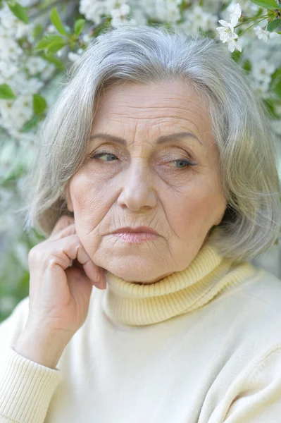 Triste Sênior Bela Mulher Parque — Fotografia de Stock