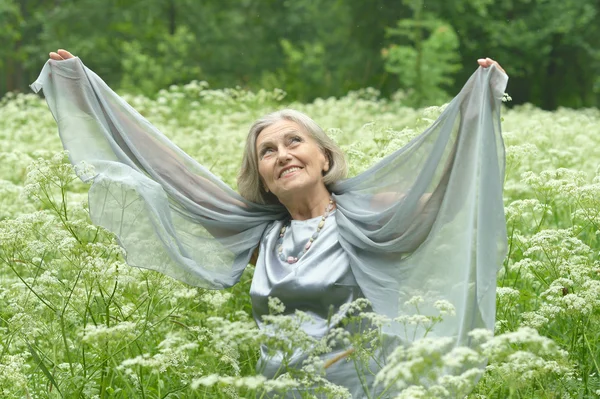 Reife Frau genießt die Natur — Stockfoto