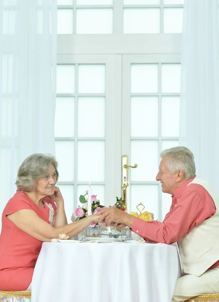 Feliz casal idoso jantando — Fotografia de Stock