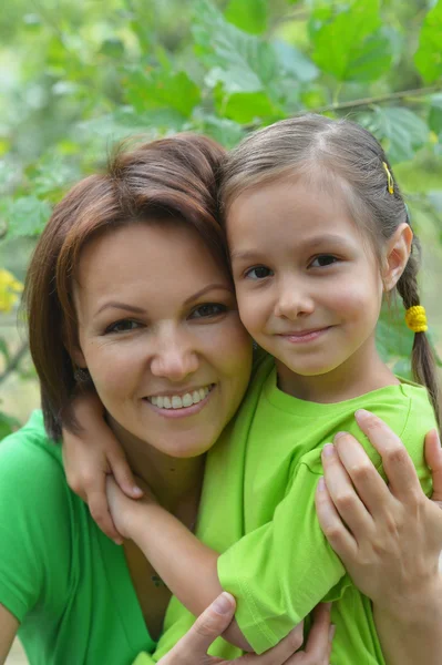 Joven madre y su hija — Foto de Stock