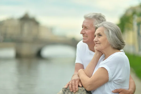 Ehepaar rastet in Flussnähe aus — Stockfoto