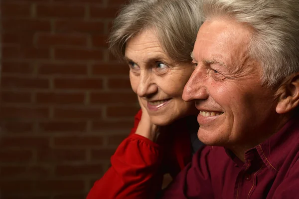 Casal de idosos em vermelho — Fotografia de Stock