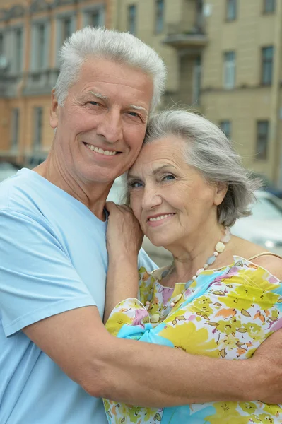 Äldre par promenader i staden — Stockfoto