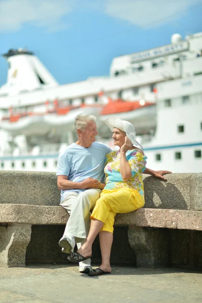 Mature couple walking in town — Stock Photo, Image