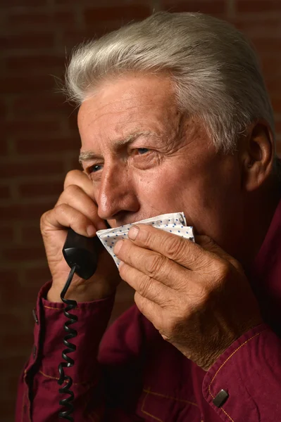 Zieke volwassen man spreken op telefoon — Stockfoto