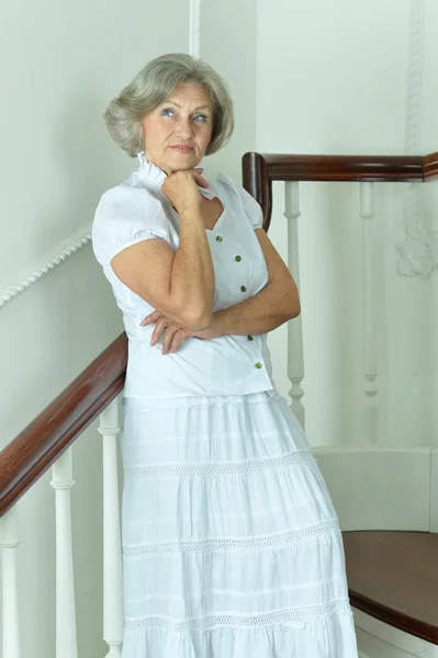 Vacker äldre kvinna på trappan — Stockfoto