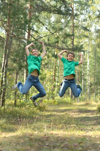 Dos hermanos adolescentes saltando —  Fotos de Stock