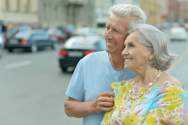 Couple d'âge mûr marchant en ville — Photo