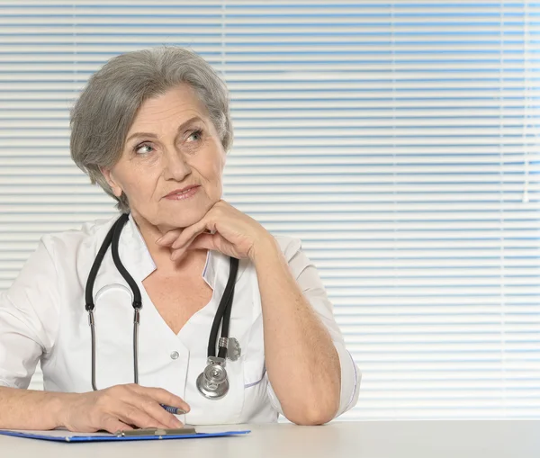 Pensando médico sênior mulher — Fotografia de Stock