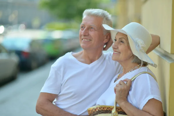 Couple d'âge mûr marchant en ville — Photo