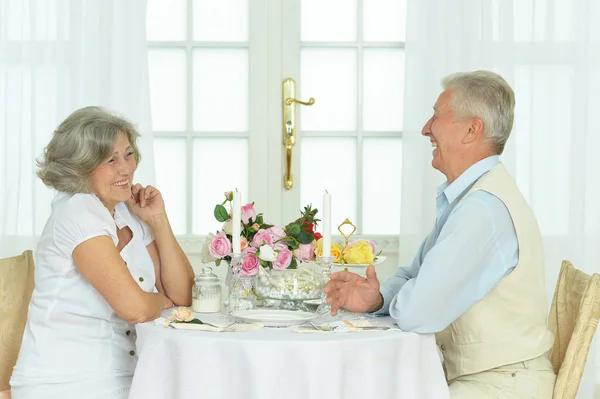 Gelukkig bejaarde echtpaar met diner — Stockfoto