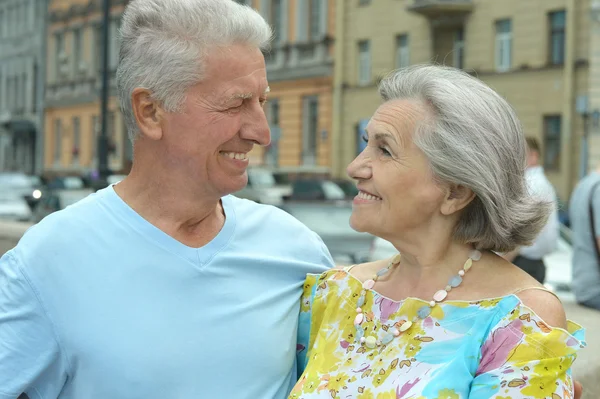 Äldre par promenader i staden — Stockfoto