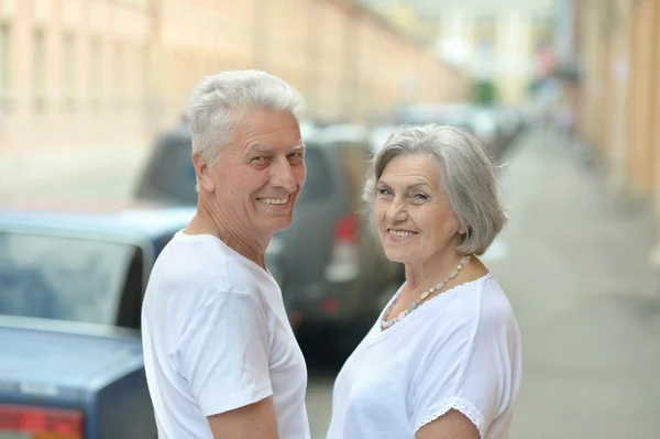 Äldre par promenader i staden — Stockfoto