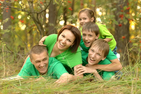 Família em camisa verde — Fotografia de Stock