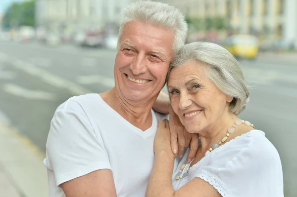Mature couple walking in town — Stock Photo, Image