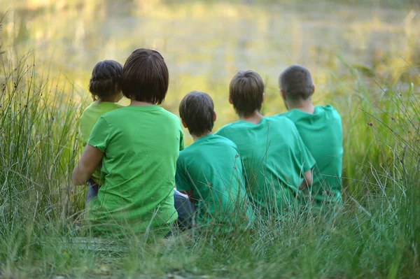 Familia en las camisetas verdes — Foto de Stock