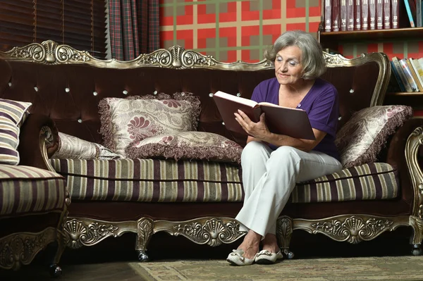 Femme retraitée livre de lecture — Photo