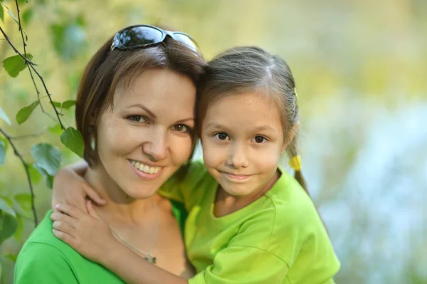 Joven madre y su hija —  Fotos de Stock