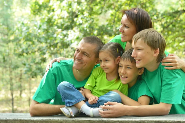 在休息的绿衫的家庭 — 图库照片