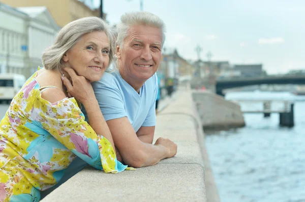 Pareja descansando cerca del río — Foto de Stock