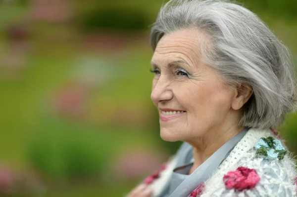 Senior šťastná žena na procházce v parku v létě — Stock fotografie