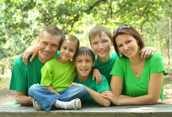 Familj i grön tröja vila — Stockfoto