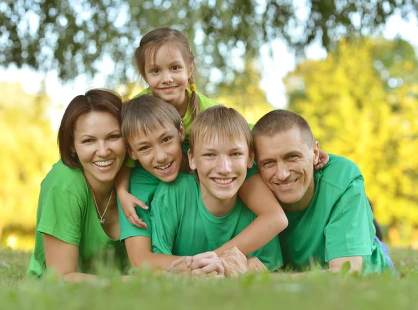 Aile Yeşil mayoyu — Stok fotoğraf