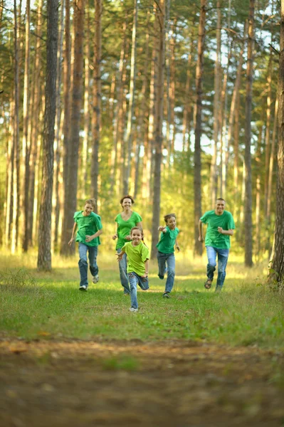 Fröhliche fröhliche Familienläufe — Stockfoto